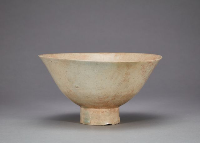 백자 높은 굽 완