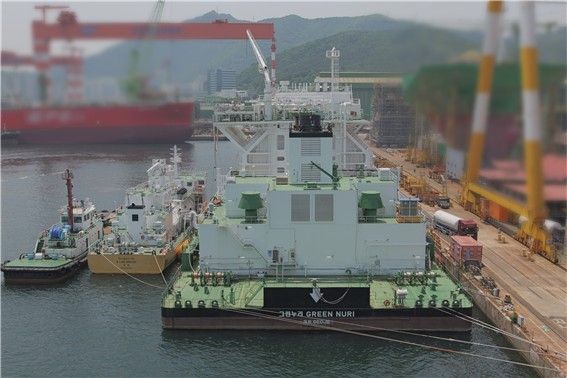 소형 벙커링 선박 활용한 선박 대 선박 방식 LNG 벙커링 작업