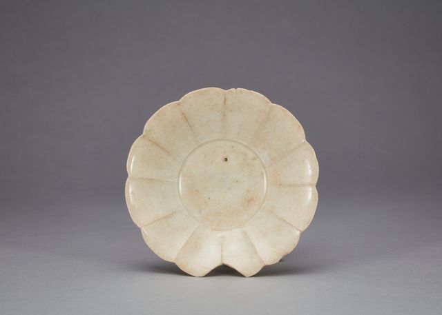 청백자 꽃 모양 접시