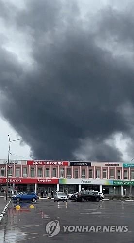 우크라이나 드론 공격 후 피어오르는 연기