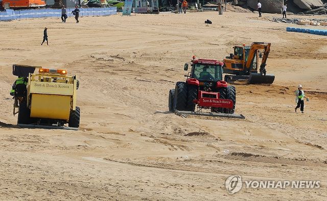 무더위 속 일하는 노동자들.