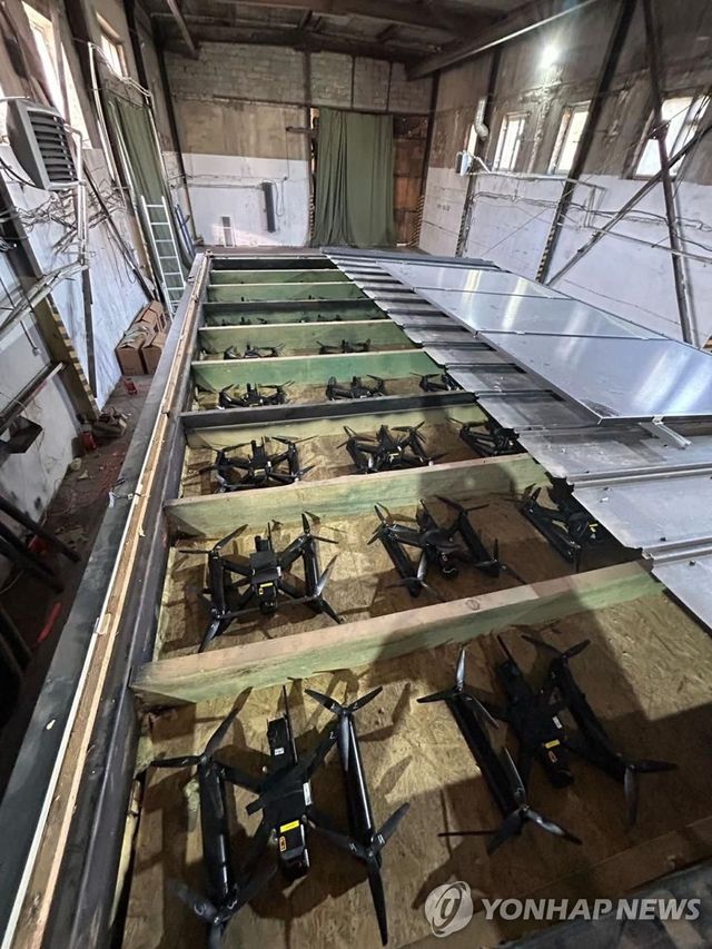 우크라이나가 러시아 공군기지 공격에 사용하기 위해 반입한 드론들 