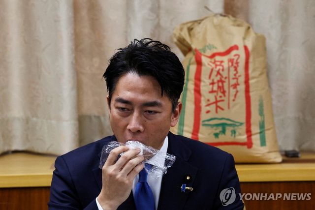 비축미 주먹밥 먹는 고이즈미 신지로 일본 농림수산상