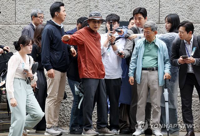 청계천 돌아보는 이명박 전 대통령