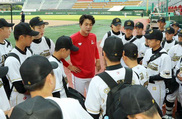 동인천중 학생들과 대화하는 김광현