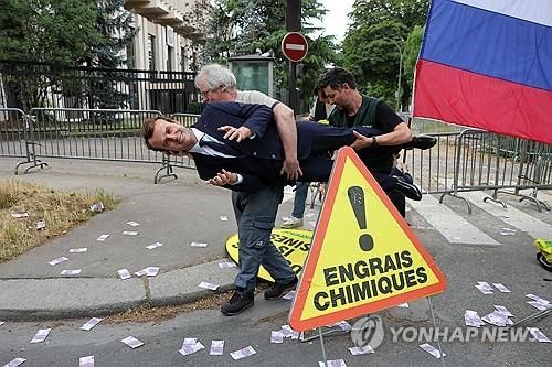 웃고 있는 마크롱 대통령 밀랍 인형