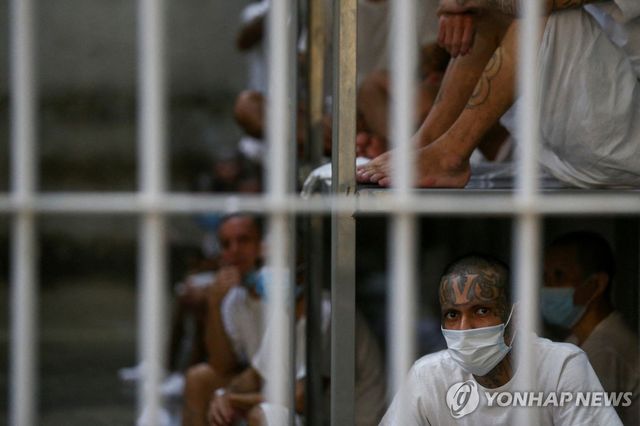 엘살바도르 세코트 수감자들