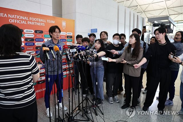 인터뷰하는 홍명보 감독