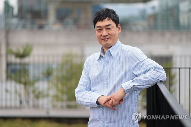 포즈 취하는 오필영 프로듀서