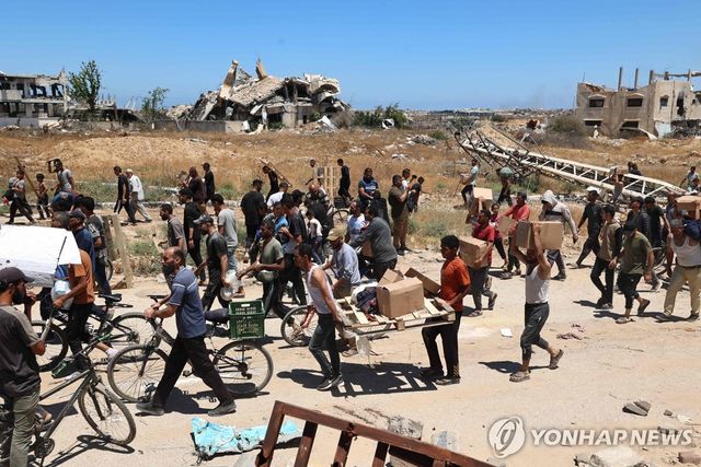 GHF 배급소에서 구호품 받아가는 팔레스타인 주민