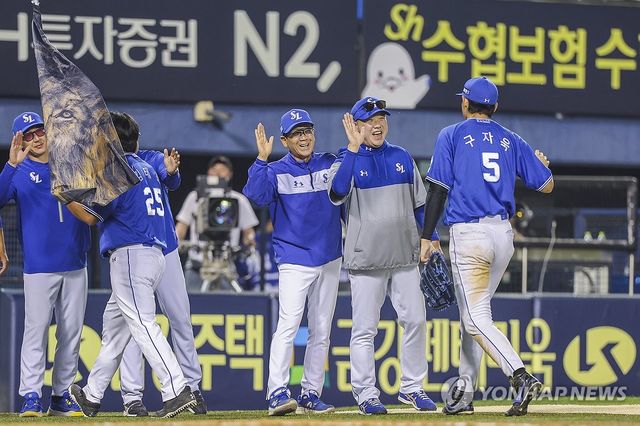 승리 자축하는 박진만 감독과 구자욱