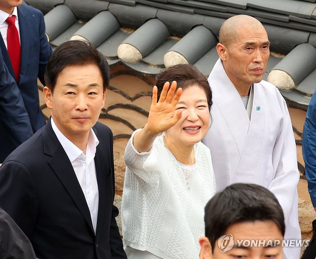 손 흔드는 박근혜