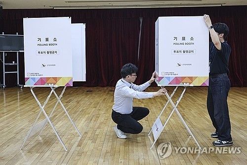 투표소 설치 작업하는 선관위 관계자들