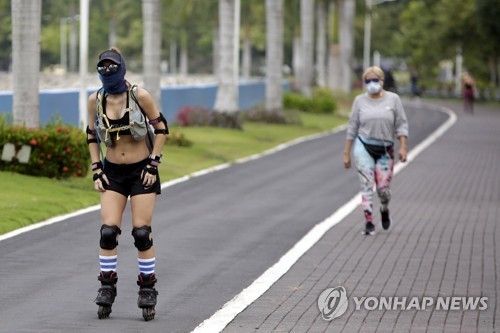 운동하는 여성들