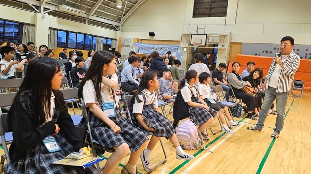 학생들에게 종이접기 알리는 김영만 원장