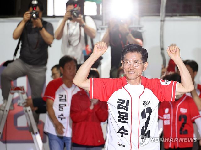 두손 번쩍 든 김문수 후보