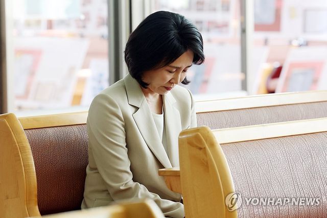 기도하는 김혜경 여사