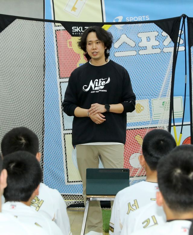 중학교 선수들에게 부상 방지 교육을 하는 최현석 트레이너
