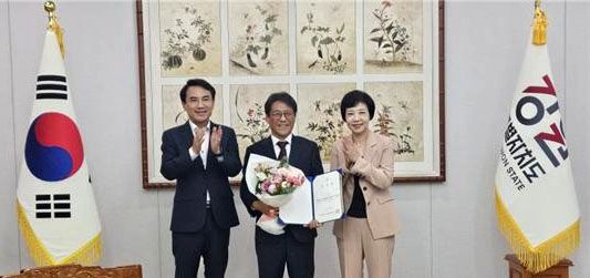 임명장 받은 신현상 강원문화재단 대표이사