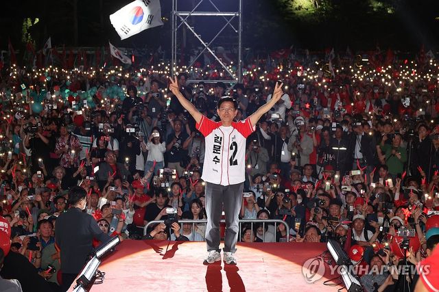 '피날레 유세'에서 지지 호소하는 김문수