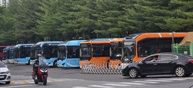 멈춰선 창원 시내버스