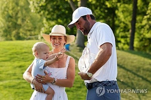아내, 아들과 함께 우승의 기쁨을 나누는 셰플러.
