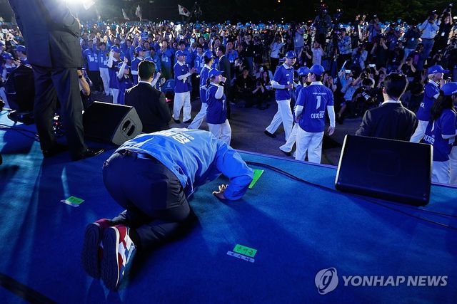 큰절하는 이재명 후보