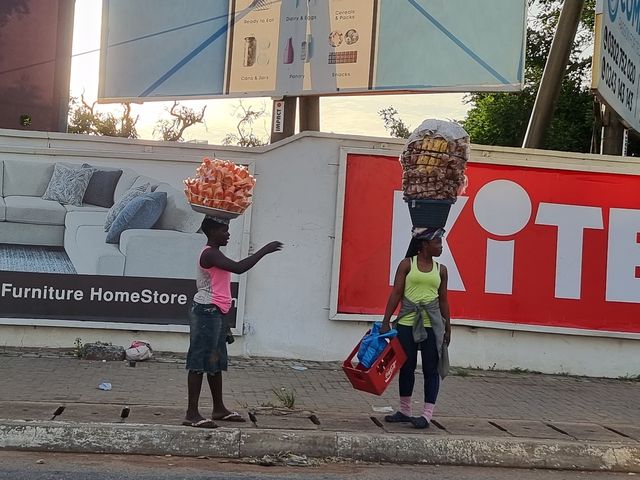가나 수도 아크라의 길거리 행상