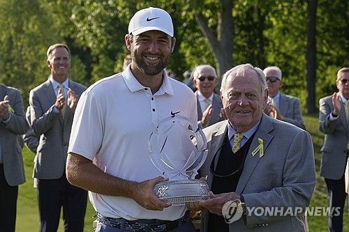 우승 트로피를 셰플러에 건네는 대회 주최자인 잭 니클라우스.