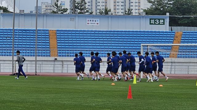 훈련 중인 U-22 대표팀