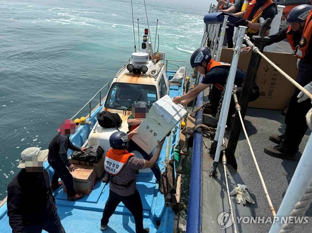 도서지역으로 투표함 수송하는 보령해경