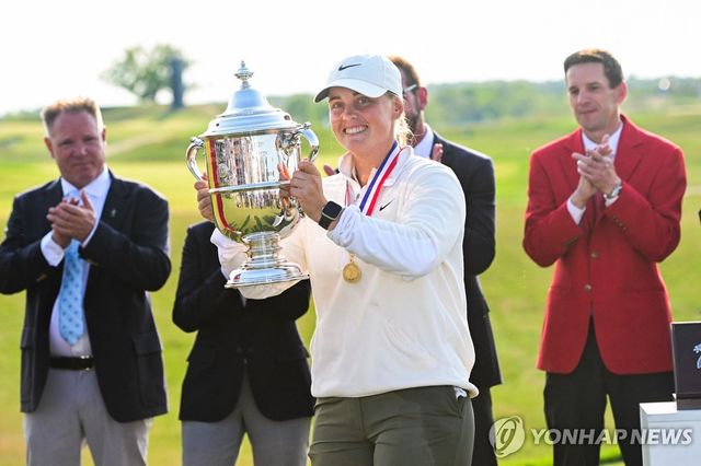 우승컵을 든 스타르크