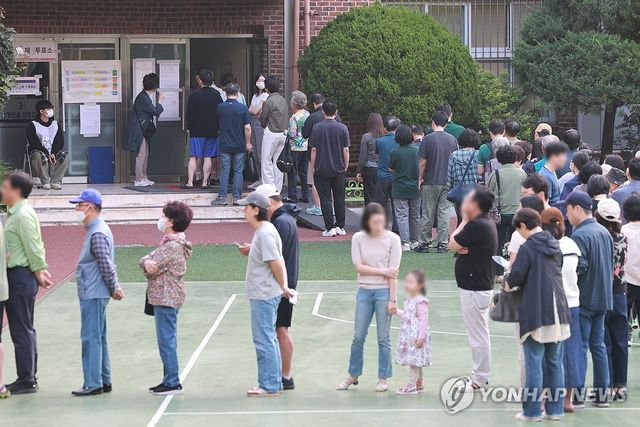 이른 아침 투표소 찾은 유권자들