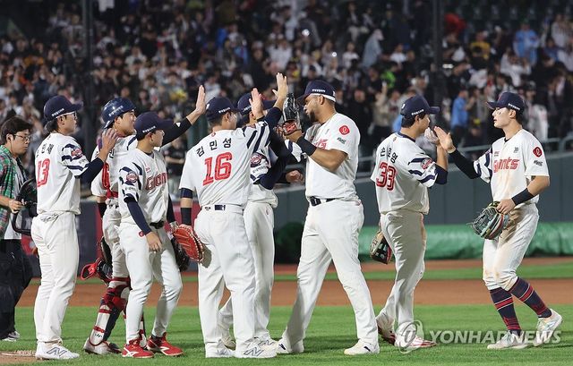 기쁨을 나누는 롯데 선수들