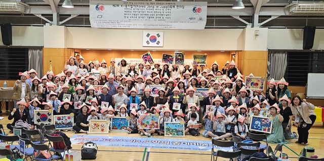 종이접기 축제서 고깔쓰고 평화통일과 세계 평화 기원