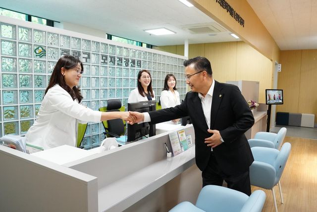 새단장을 마친 중랑구 모자건강센터를 찾아 직원들을 격려 류경기 구청장