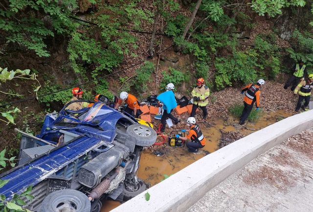 운전자 구조하는 119대원들