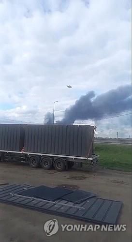 러시아 이르쿠츠크 인근 공군기지에 가해진 우크라이나 드론 공격으로 연기가 피어오르는 모습 [로이터 연합뉴스. 재판매 및 DB 금지]