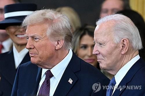 지난 1월20일 제47대 미국 대통령 취임식에서 나란히 선 도널드 트럼프(왼쪽) 대통령과 조 바이든 전 대통령 [로이터=연합뉴스] 