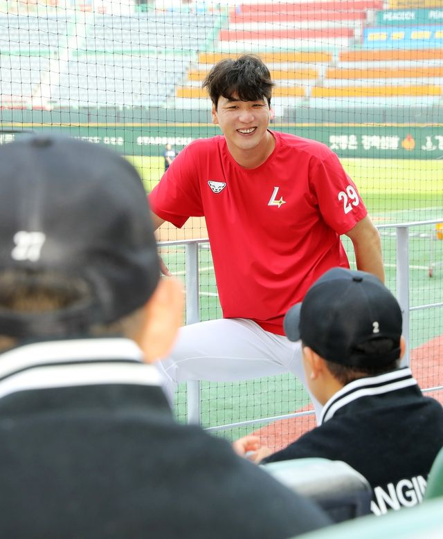 상인천중 학생들을 보며 웃는 김광현