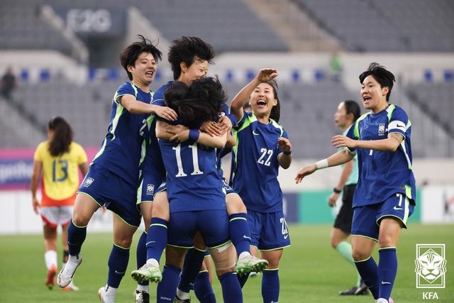 기뻐하는 여자축구대표팀 선수들