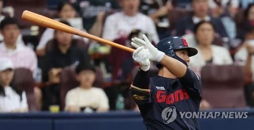 kt로 트레이드된 외야수 이정훈