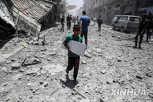 이스라엘군 공습으로 무너진 가자지구 건물 주변의 주민들