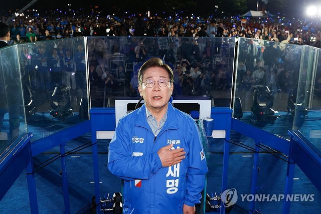 국기에 경례하는 이재명 후보