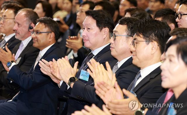 박수치는 최태원 SK그룹 회장