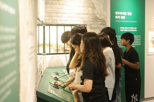 임시 개관한 민주주의전당 둘러보는 초등학생들