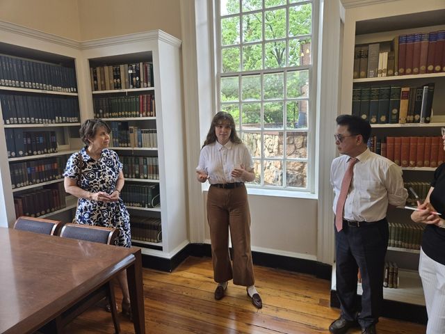 대학 도서관을 찾은 육동한 춘천시장(오른쪽)과 애밀리 랭스턴 전 대학원장(왼쪽)