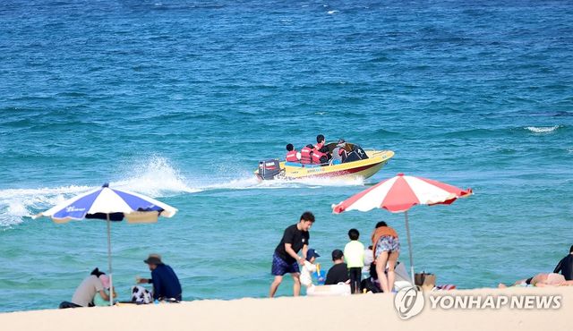 파라솔 등장한 경포해수욕장