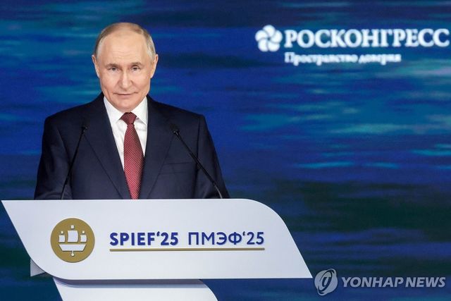 상트페테르부르크 국제경제포럼(SPIEF)에서 연설하는 푸틴