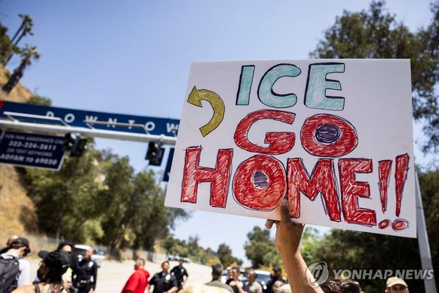 19일(현지시간) LA다저스 홈구장인 다저스타디움 앞에서 불법이민자 단속에 반대하는 시위대